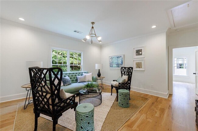 Building Photo - 2717 Skyland Dr NE