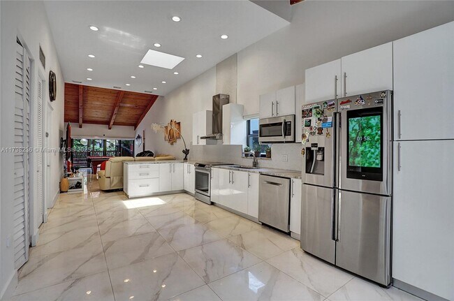 Building Photo - 2751 Parkview Dr S