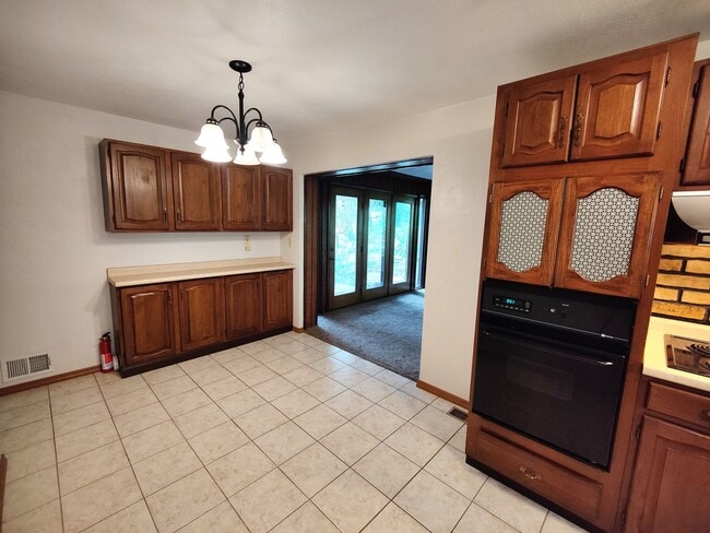 Building Photo - *Updated & Charming 2BD/2BA Single Family ...