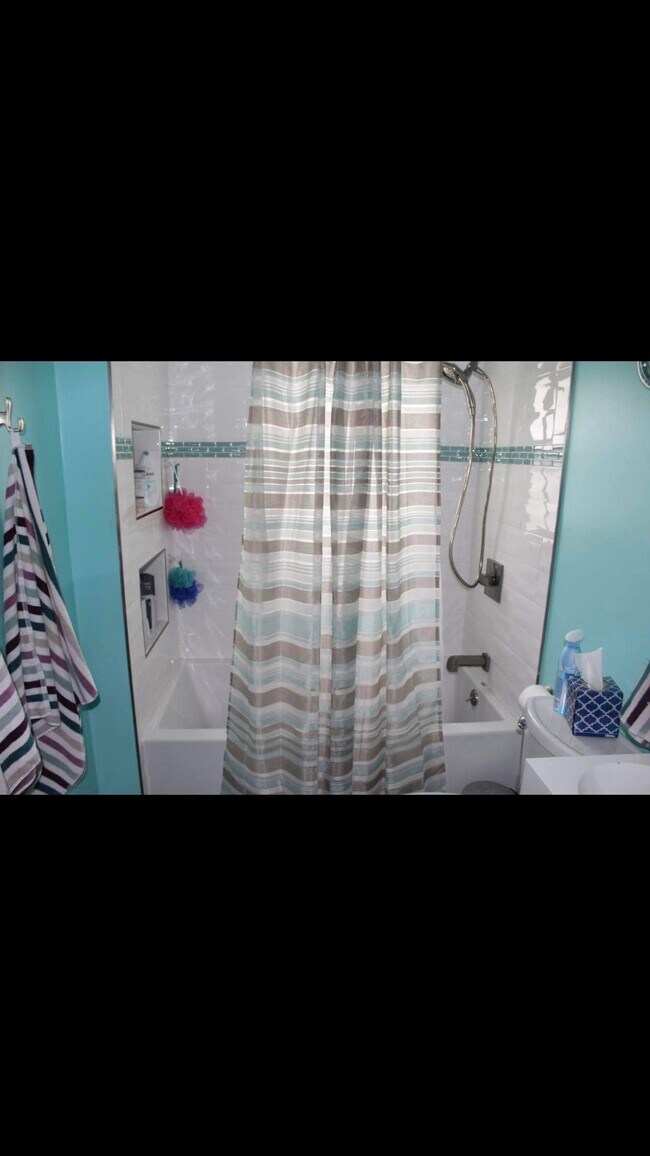 Building Photo - 24 Greenbrier Dr