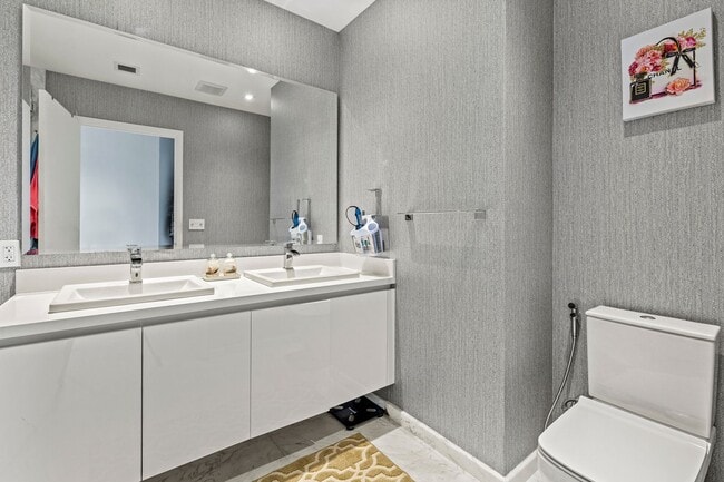 Building Photo - Luxury Beachfront Living at Its Finest – Fully Furnished Condo in Prime Fort Lauderdale Location!