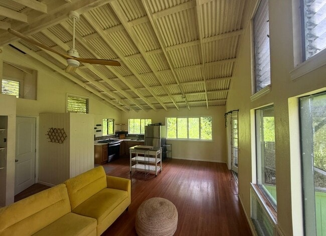 Building Photo - Remote riverside Kilauea cottage.