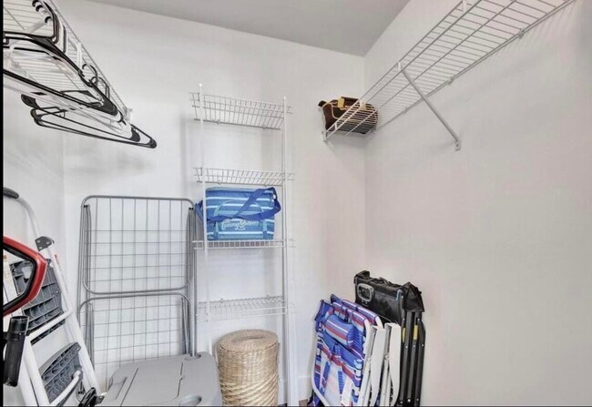 Building Photo - 804 E Windward Way