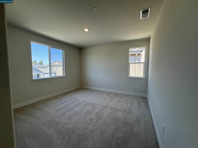 Building Photo - 140 Labrusca Dr