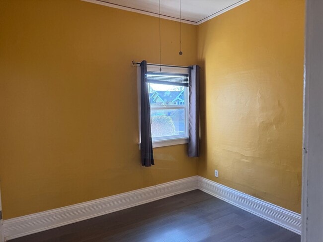 Building Photo - Adorable 1 BD + Loft and Office Bungalow in SE Richmond Neighborhood. ** Central Heat & AC! **