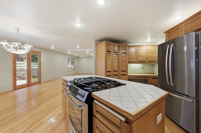 Building Photo - Move in ready! 3 bed, den, 2 bath rambler on 4.62 acres with pasture in Tumwater School District.