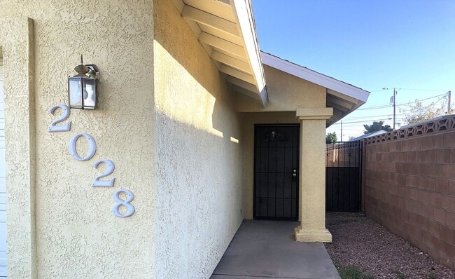 Building Photo - Centrally Located