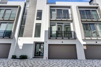 Building Photo - Gorgeous New Townhouse on the Beach