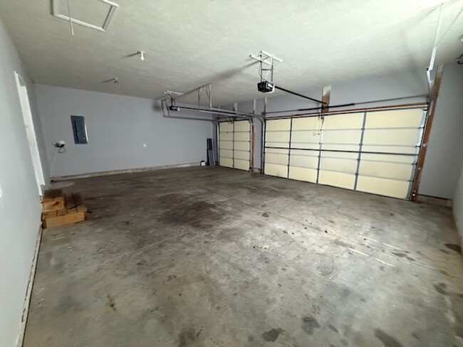 Building Photo - 421 DAHLIA