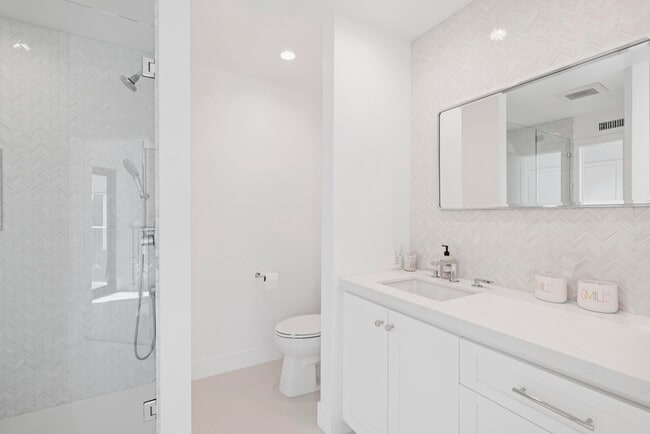 Building Photo - 1126 E Balboa Blvd