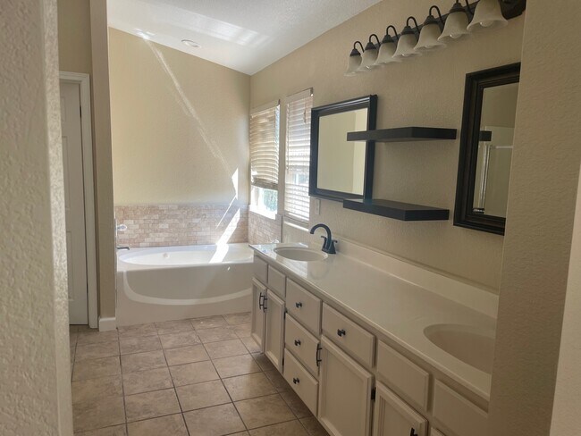Building Photo - 4009 Shaker Run Cir