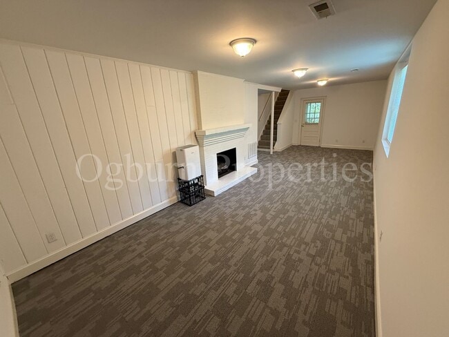 Building Photo - 2403 Lyndhurst Ave