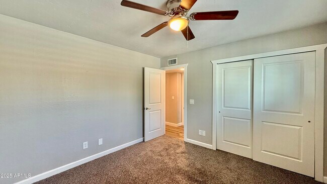 Building Photo - 2502 E Sahuaro Dr