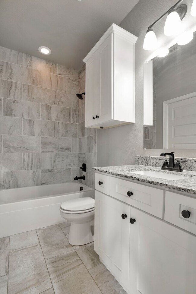 Building Photo - Very well maintained 4 Bed 3 Bath home in Great Location!