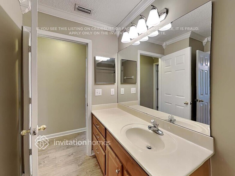 Building Photo - 13928 Fish Eagle Dr E