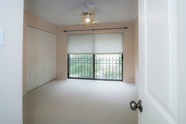 Building Photo - 201 Vanderpool Ln