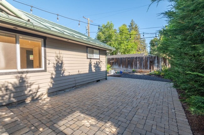 Building Photo - Quintessential Bend Living - 3 Bed | 2 Bat...
