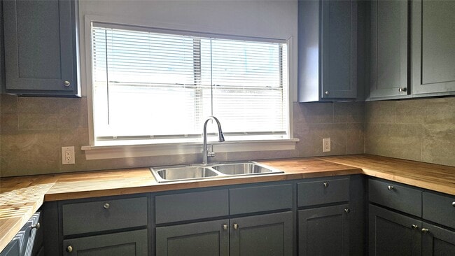 Building Photo - 1202 Dyer Ave