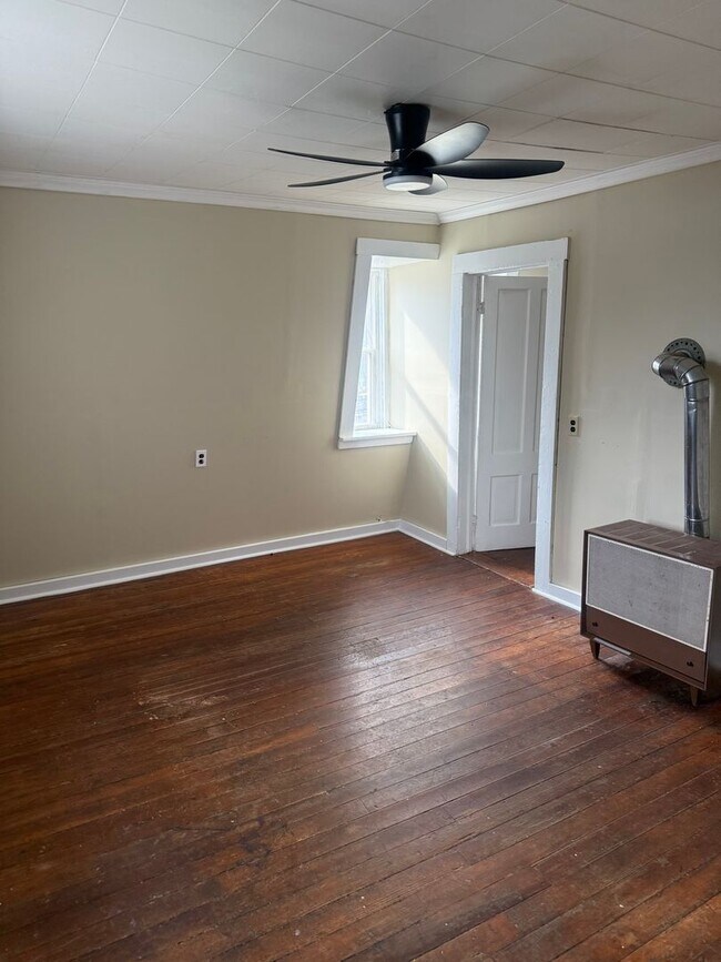 Building Photo - 104 Mechanic St