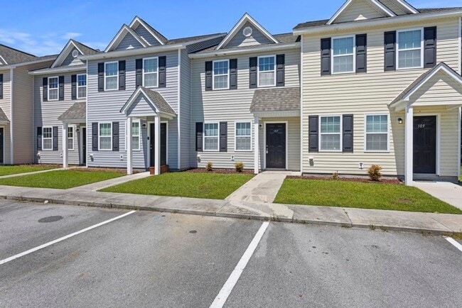 Building Photo - Minutes to OAJ Airport! Newly Remodeled To...