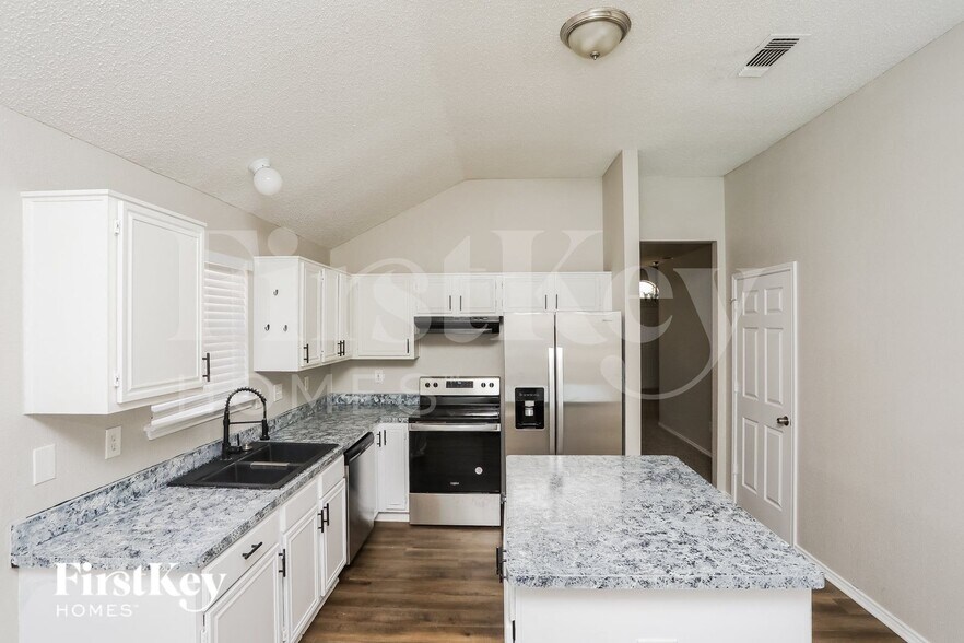 Building Photo - 2505 Hidden Springs Dr