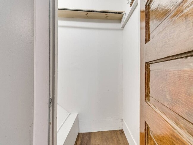 Building Photo - Cute Duplex - Upper Unit!