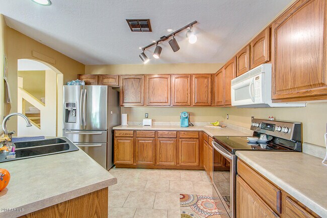 Building Photo - Amazing 4 bedrooms, 3 bathrooms house in P...