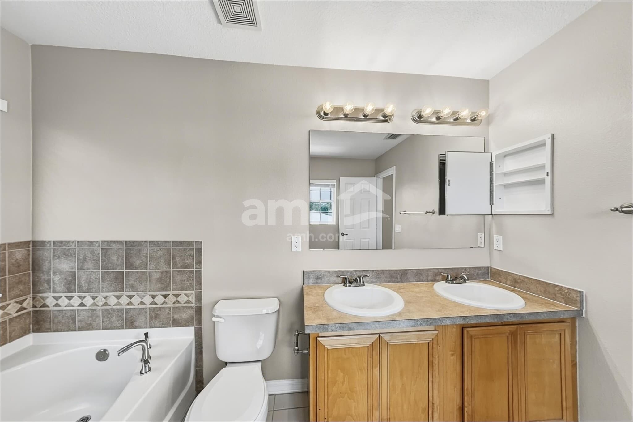Building Photo - 11112 Silver Fern Way
