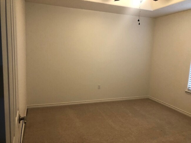 Building Photo - NEWER HOME ON QUIET STREET