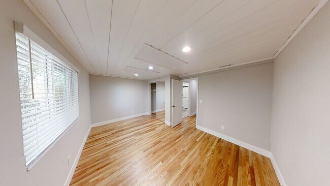 Building Photo - Newly Remodeled with Amazing Views!