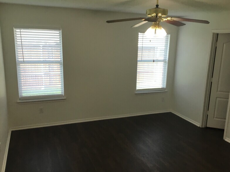 Building Photo - 902 Pryor Dr
