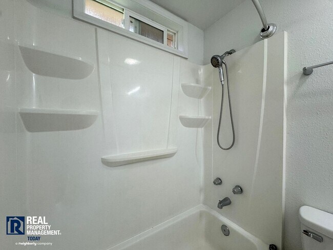 Building Photo - Renovated 1BR w/ Patio, Yard Access & Pet-Friendly Living!