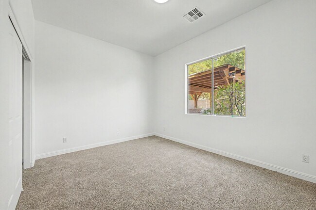 Building Photo - 1900 E Woodsman Pl