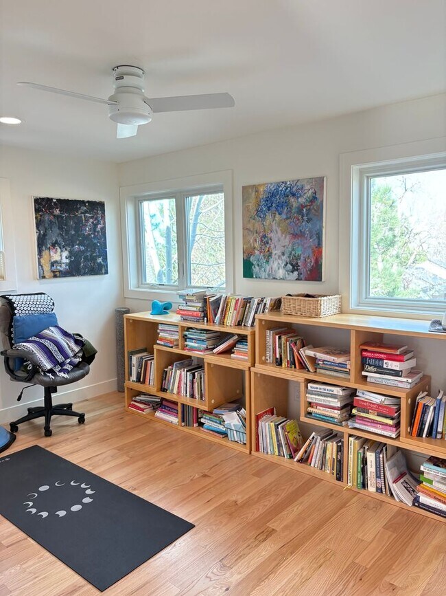 Building Photo - Stunning 4 bed 3.5 Bath Home in Wonderland Hills Walking Distance to Wonderland Lake. Rent Furnis...