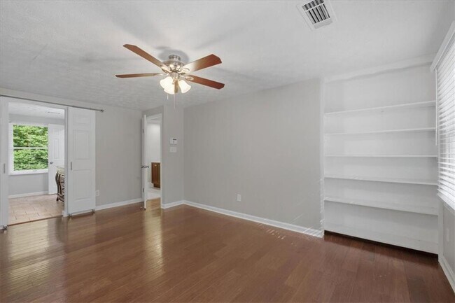 Building Photo - 9470 Hillside Dr