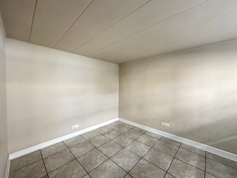 Building Photo - 9612 Ivanhoe Ave
