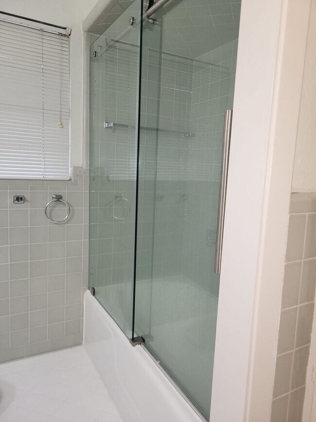 Building Photo - 5 Month lease available. Mid-century home ready for move-in