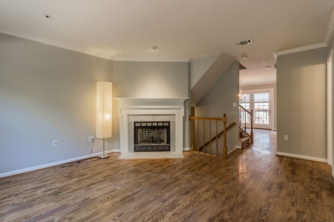 Building Photo - Beautiful 3 Bedroom 3/2 Bath Brick End Uni...