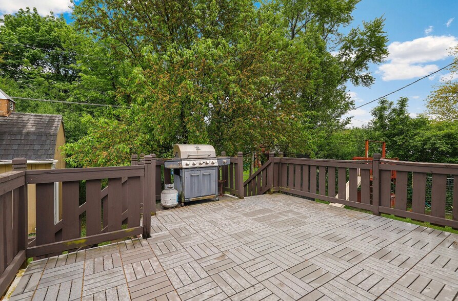 Upper Deck - 511 Krause Ave