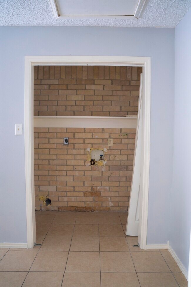 Building Photo - 311 Soria Dr