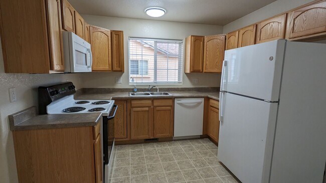 Building Photo - RANCH 3 BED/3 BATH PATIO HOME WITH MAIN FL...