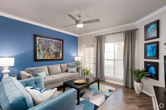 Building Photo - Creekside 121