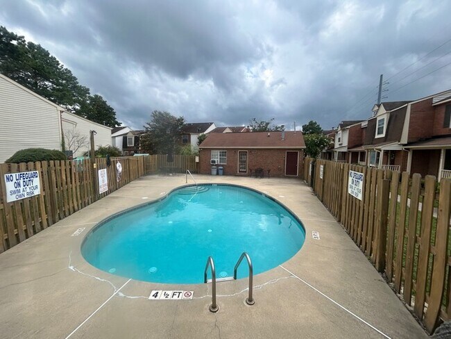 Building Photo - 940-702 Glenn Street, West Columbia, SC 29169
