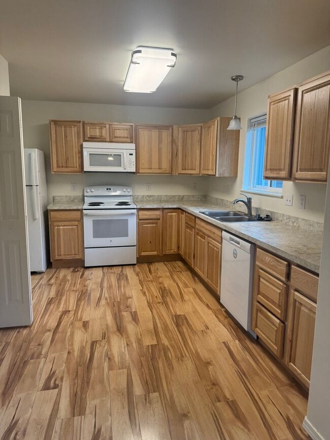 Building Photo - 3 bedroom in Driftwood Bay