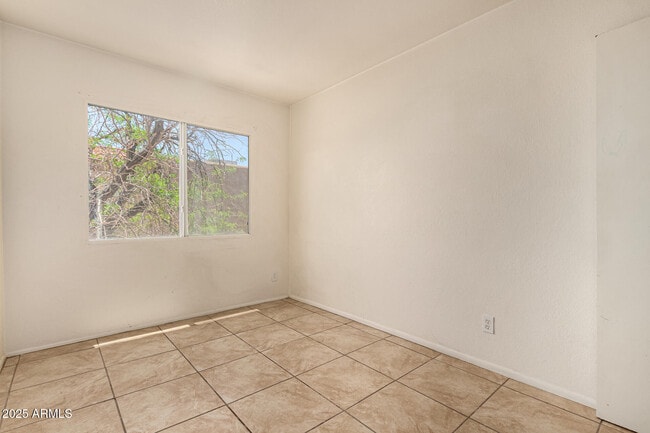 Building Photo - 4623 E Southgate Ave