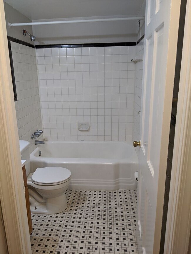 Building Photo - 945 25th St NW