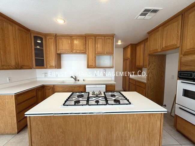 Building Photo - 4723 Blackthorne Ave