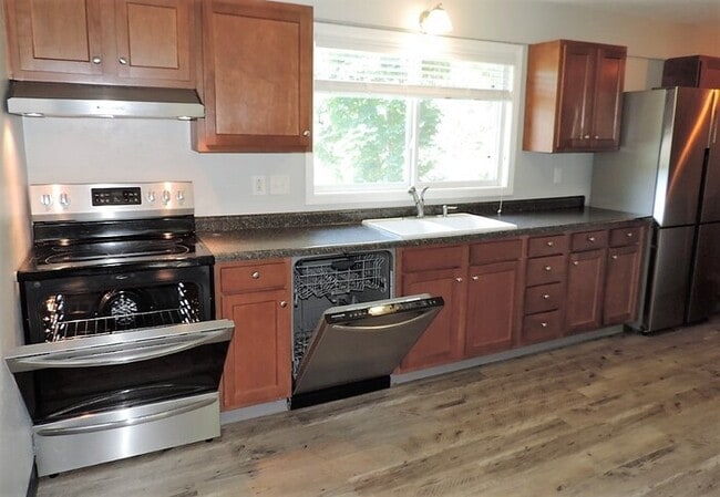 Building Photo - $1,550 | 3 Bedroom, 1 Bathroom Top Floor Duplex | No Pets | Available for August 1st, 2026 Move In!