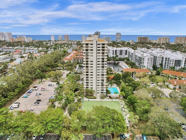 Building Photo - 3200 Port Royale Dr S
