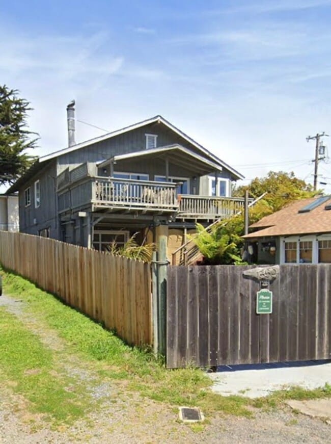 Building Photo - Incredible Views with Outdoor Deck